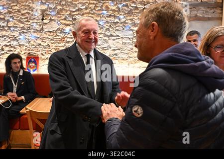 Lione, Francia. 19 marzo 2026. Jean Michel Aulas, candidato alle elezioni comunali di Lione, si rivolge agli elettori di un bar in Place des Terreaux prima di assistere alla partita di calcio OL vs Vigo a Lione, in Francia, il 19 marzo 2026. Foto di Julien Reynaud/APS-Medias/ABACAPRESS.COM credito: Abaca Press/Alamy Live News Foto Stock
