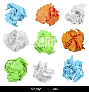 Varie sfere di carta increspata isolate su sfondo bianco Foto Stock