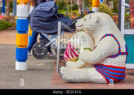 DANIMARCA â€“ 19 MARZO 2022: Una dettagliata scultura di due orsi polari, un adulto e un cucciolo, costruita interamente in mattoni LEGO bianchi si trova su un mattone. Foto Stock