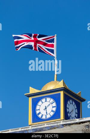 Bandiera Union Jack su una torre dell'orologio. Foto Stock