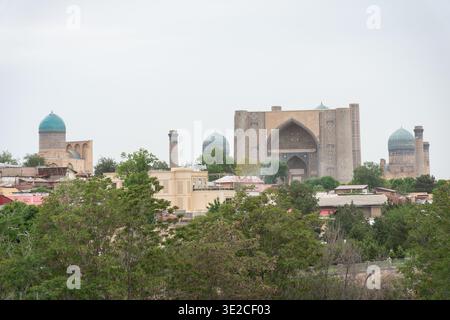 Vista anormale del complesso del Registan a Samarcanda, Uzbekistan, che mostra le madrasa Ulugh Beg, Tilya‑Kori e Sher‑Dor con cupole turchesi Foto Stock