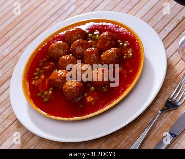 polpette di carne con piselli verdi Foto Stock