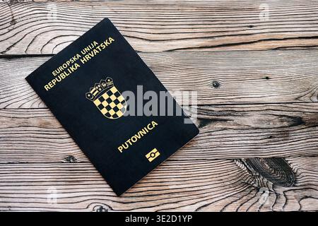 Passaporto croato sul tavolo da vicino. Libro ufficiale dei documenti di identificazione per i cittadini della Croazia. Concetto di viaggio e turismo in Croazia Foto Stock