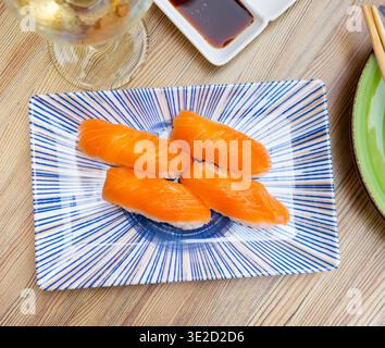 nigiri di salmone a file Foto Stock