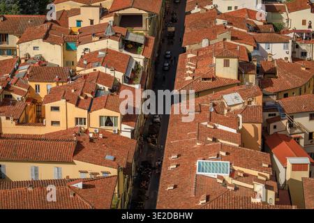Veduta aerea dei tetti in cotto rosso della cupola del Duomo del Brunelleschi o della Cattedrale di Santa Maria del Fiore a Firenze Foto Stock