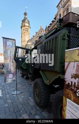 Altenburg, Germania – 19.03.2026: Esposizione di attrezzature militari alla cerimonia pubblica di giuramento delle forze armate tedesche sulla piazza del mercato Foto Stock