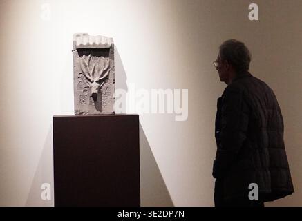 New York, Stati Uniti. 19 marzo 2026. Un visitatore guarda un'opera d'arte cinese alla casa d'aste Sotheby's di New York, negli Stati Uniti, il 19 marzo 2026. La Asia Week New York 2026 è stata inaugurata a New York il giovedì, presentando opere d'arte asiatiche provenienti da musei, gallerie e case d'aste. Crediti: Zhang Fengguo/Xinhua/Alamy Live News Foto Stock