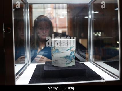 New York, Stati Uniti. 19 marzo 2026. Un visitatore guarda un lavoro di porcellana cinese alla casa d'aste Bonhams di New York, negli Stati Uniti, il 19 marzo 2026. La Asia Week New York 2026 è stata inaugurata a New York il giovedì, presentando opere d'arte asiatiche provenienti da musei, gallerie e case d'aste. Crediti: Zhang Fengguo/Xinhua/Alamy Live News Foto Stock