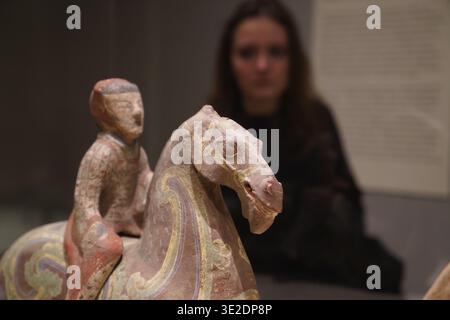 New York, Stati Uniti. 19 marzo 2026. Una donna guarda un cavallo di ceramica al Metropolitan Museum of Art di New York, negli Stati Uniti, il 19 marzo 2026. La Asia Week New York 2026 è stata inaugurata a New York il giovedì, presentando opere d'arte asiatiche provenienti da musei, gallerie e case d'aste. Crediti: Zhang Fengguo/Xinhua/Alamy Live News Foto Stock