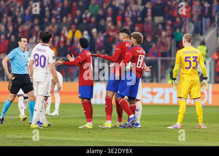Giocatori dell'AC Fiorentina e del Rakow Czestochowa visti durante il turno del 16° turno della UEFA Conference League tra le squadre del Rakow Czestochowa e dell'ACF Fiorenti Foto Stock