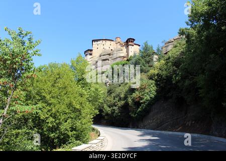 Meteora Rousanou Monastery Road agosto 2024 Sentiero panoramico tortuoso asfaltato per il convento in Grecia Foto Stock