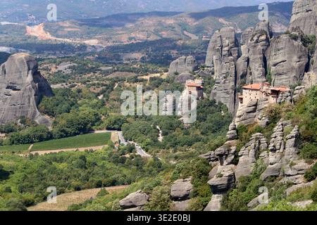 Monasteri di Roussanou e San Nicola agosto 2024 complesso religioso su formazioni rocciose giganti a Meteora in Grecia Foto Stock