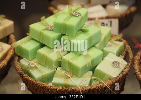 Saponette verdi impilate nel cestello per vimini Foto Stock