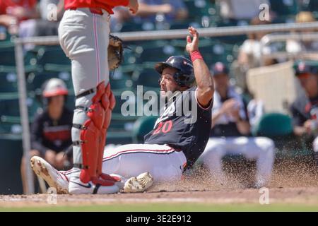 Fort Myers, FL: Emmanuel Rodriguez (33) segna su un singolo dal ricevitore Eduardo Tait (20) durante una partita di Spring breakout della MLB contro i Philadelphia Phillies giovedì 19 marzo 2025 al Lee Health Sports Complex. I Twins hanno battuto i Phillies 9-3. (Kim Hukari/immagine dello sport) Foto Stock