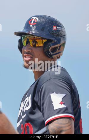Fort Myers, FL: Il ricevitore dei Minnesota Twins Eduardo Tait (20) singoli e segna il centro fielder Emmanuel Rodriguez (33) durante una partita di Spring breakout della MLB contro i Philadelphia Phillies giovedì 19 marzo 2025 al Lee Health Sports Complex. I Twins hanno battuto i Phillies 9-3. (Kim Hukari/immagine dello sport) Foto Stock