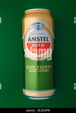 LONDRA, Regno Unito - 25 NOVEMBRE 2025: Birra lager Amstel in stagno di alluminio su verde. Foto Stock