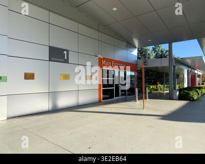 Orange, NSW, Australia. 14 marzo 2026. - L'entrata principale moderna dell'Orange Health Service General Hospital, contrassegnata come edificio 1, presenta una porta di vetro Foto Stock