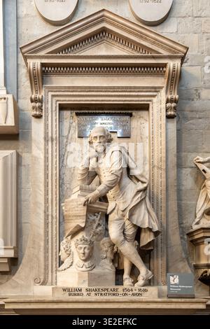La statua commemorativa di William Shakespeare si trova nell'Abbazia di Westminster, Londra. La statua lo mostra in una posa premurosa con un'iscrizione e dettagli sulla sua vita. Foto Stock