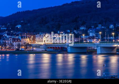 Vista sul ponte Theodor Heuss a Heidelberg, Germania, di notte Foto Stock