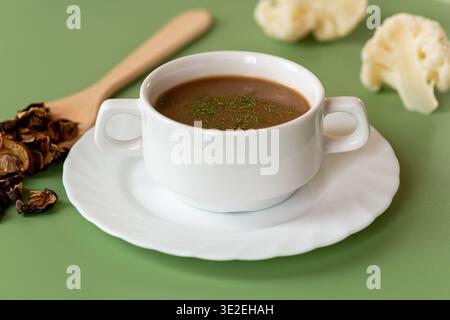 zuppa di funghi fatta in casa con guarnizione di funghi secchi. Foto Stock