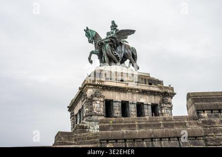 Monumento del Kaiser Wilhelm a Deutsches Eck a Coblenza, Germania, copia spazio Foto Stock