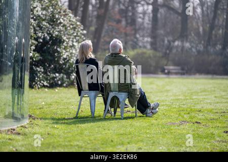 Anversa, Belgio, 8 marzo 2026: Coppia senior che si diverte all'inizio della primavera in un soleggiato pomeriggio di domenica a Nachtegalenpark Middelheim ad Anversa, Belgio Foto Stock