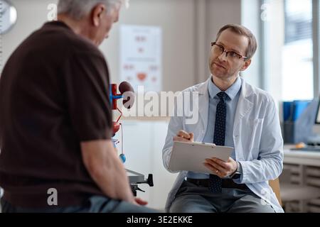 Urologo caucasico di mezza età consulenza Senior Caucasian Man in Clinic Foto Stock