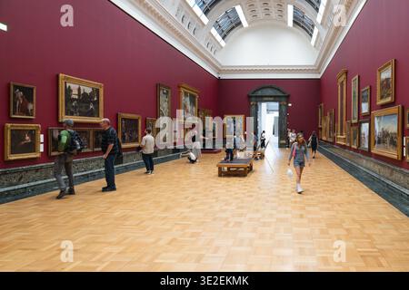 Visitatori che esplorano le gallerie della Tate Britain. Londra, Regno Unito, 28 giugno 2023 Foto Stock