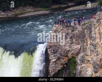 Visitatori su una piattaforma panoramica accanto alle Upper Falls nel Grand Canyon del fiume Yellowstone, Yellowstone National Park, Wyoming, USA, giugno 201 Foto Stock