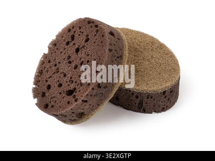 Due spugne abrasive per lavastoviglie e lavori igienici su sfondo bianco Foto Stock