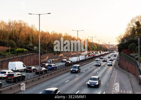 Strada trafficata di Londra la A406 con traffico intenso Foto Stock