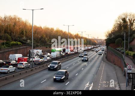 Strada trafficata di Londra la A406 con traffico intenso Foto Stock