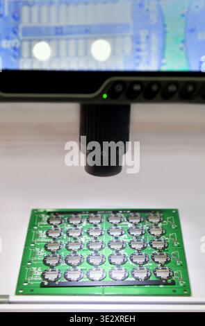 Microscopio digitale con schermo LCD per l'ispezione della scheda elettronica ad alta risoluzione. Foto Stock