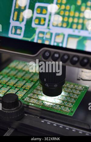 Microscopio digitale con schermo LCD per l'ispezione della scheda elettronica ad alta risoluzione. Foto Stock