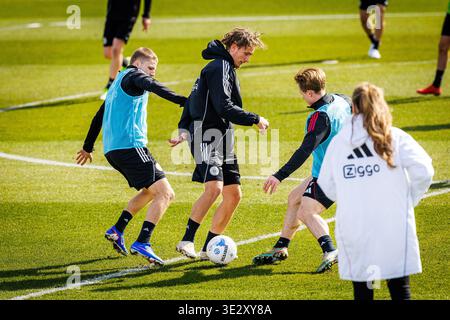 Amsterdam, Paesi Bassi. 20 marzo 2026. AMSTERDAM, 20-03-2026, Trainingscomplex de Toekomst, stagione 2025/2026, calcio olandese Eredivisie, AJAX ultimo allenamento prima di "De Klassieker" contro il Feyenoord, foto mostra credito: Pro Shots/Alamy Live News Foto Stock