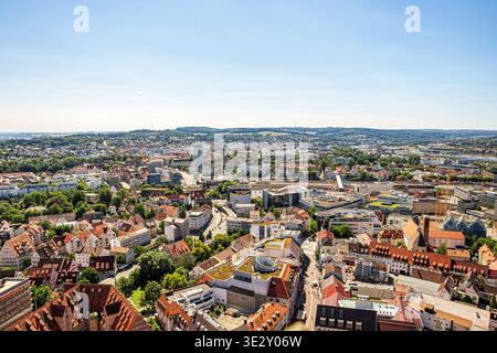 Vista aerea panoramica della città di Neu-Ulm in Baviera, Germania, con tetti, edifici moderni e cielo azzurro limpido in estate Foto Stock