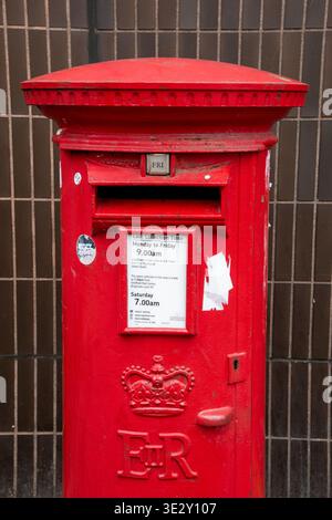 Yorkshire, Regno Unito – 29 maggio 2025: Vecchia cassetta postale rossa in Leopold Street, Sheffield Foto Stock