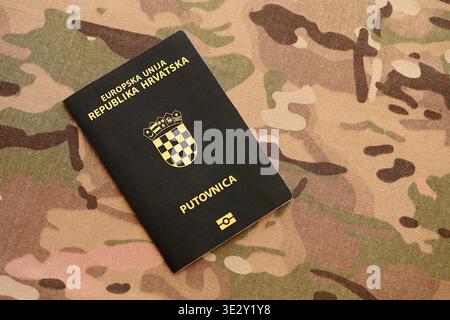 Passaporto croato sul tavolo da vicino. Libro ufficiale dei documenti di identificazione per i cittadini della Croazia. Concetto di viaggio e turismo in Croazia Foto Stock