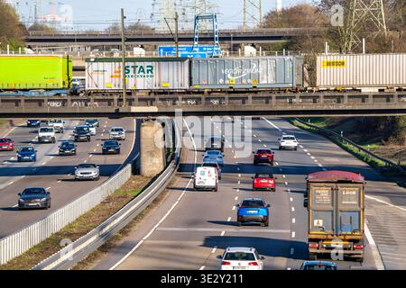 Güterzug überquert auf einer Eisenbahnbrücke die Autobahn A42 bei Oberhausen-Zentrum, die Bahnstrecke kommt vom, bzw. Geht zum Rangierbahnhof OB-Osterfeld, stark befahrene Cargo Zug Strecke, NRW, Deutschland Güterzug Autobahn *** il treno merci attraversa su un ponte ferroviario l'autostrada A42 vicino al centro di Oberhausen, la linea ferroviaria proviene o va allo scalo di smistamento OB Osterfeld, strada trafficata per il trasporto merci, NRW, autostrada tedesca Foto Stock