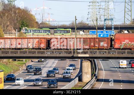 Güterzug überquert auf einer Eisenbahnbrücke die Autobahn A42 bei Oberhausen-Zentrum, die Bahnstrecke kommt vom, bzw. Geht zum Rangierbahnhof OB-Osterfeld, stark befahrene Cargo Zug Strecke, NRW, Deutschland Güterzug Autobahn *** il treno merci attraversa su un ponte ferroviario l'autostrada A42 vicino al centro di Oberhausen, la linea ferroviaria proviene o va allo scalo di smistamento OB Osterfeld, strada trafficata per il trasporto merci, NRW, autostrada tedesca Foto Stock