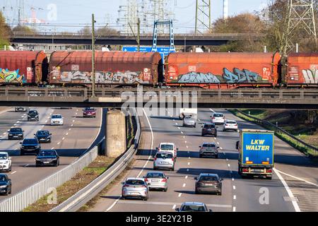 Güterzug überquert auf einer Eisenbahnbrücke die Autobahn A42 bei Oberhausen-Zentrum, die Bahnstrecke kommt vom, bzw. Geht zum Rangierbahnhof OB-Osterfeld, stark befahrene Cargo Zug Strecke, NRW, Deutschland Güterzug Autobahn *** il treno merci attraversa su un ponte ferroviario l'autostrada A42 vicino al centro di Oberhausen, la linea ferroviaria proviene o va allo scalo di smistamento OB Osterfeld, strada trafficata per il trasporto merci, NRW, autostrada tedesca Foto Stock
