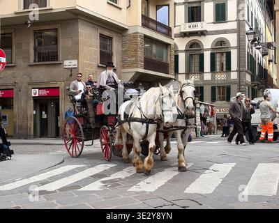 Carrozza trainata da cavalli turisti Banca del Monte dei Paschi via porta Santa Maria Firenze Italia architettura rinascimentale attraversamento pedonale Foto Stock