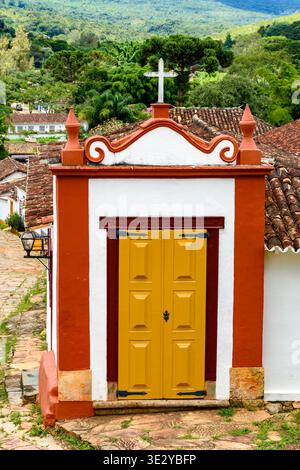 Piccola cappella nelle strade della storica città di Tiradentes. Foto Stock