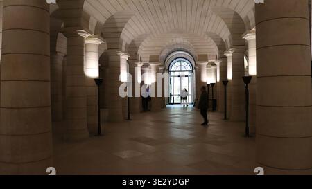 Dettagli interni del soffitto a cupola Panthéon Paris. Vista dettagliata del soffitto a cupola all'interno del Panthéon di Parigi, con opere d'arte e architec intricati Foto Stock