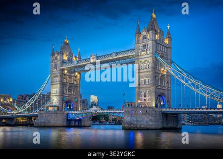 Tower Bridge di Londra all'ora Blu con luci della città Foto Stock