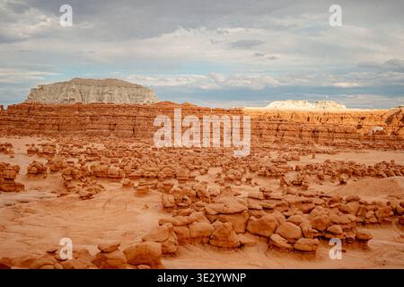 Vivido scenario geologico che mostra surreali guglie di arenaria e caratteristiche di erosione avvolgente nello Utah Foto Stock