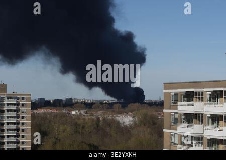 Amsterdam, Paesi Bassi. 20 marzo 2026. AMSTERDAM, PAESI BASSI - 20 MARZO: Una vista generale mostra una grande quantità di fumo al Westpoort il 20 marzo 2026 ad Amsterdam, Paesi Bassi. E' stato appena emesso un avviso NL a causa del grande incendio sulla Westpoort. I Vigili del fuoco di Amsterdam combattono un grande incendio al negozio di scooter. (Foto di Paulo Amorim/Sipa USA) credito: SIPA USA/Alamy Live News Foto Stock