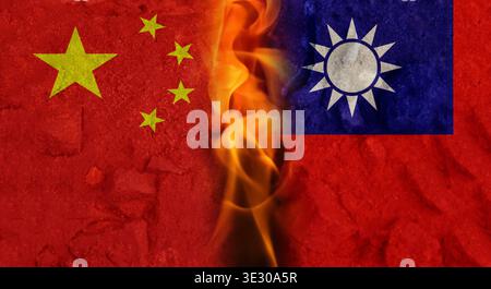 Conflitto geopolitico e tensione tra Cina e Taiwan concetto. Bandiere di Cina e Taiwan separate da fiamme su sfondo testurizzato. Guerra Foto Stock