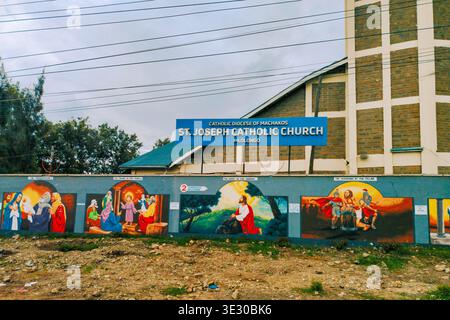 18 marzo 2026 - vibrante murale biblico sul muro della Chiesa cattolica di San Giuseppe a Mlolongo, Kenya - i misteri dolorosi, le scene del Rosario Foto Stock