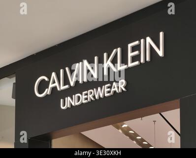 Praga, Repubblica Ceca, 20 marzo 2026 - Vista esterna della segnaletica e del logo del negozio Calvin Klein in in un centro commerciale. Fotografia di un negozio al dettaglio Foto Stock